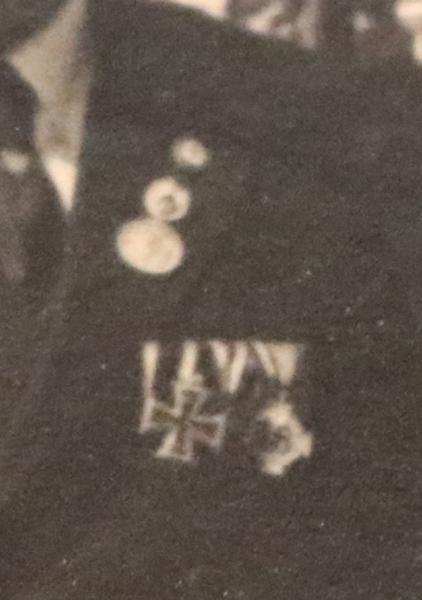 altes Foto - zwei Offiziere Kyffhäuserbund ? bei Feierlichkeit - Fahnen